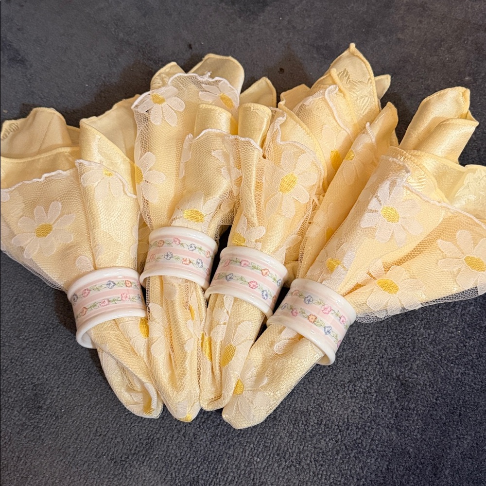 ASSORTMENT OF LINENS - Picture 3 of 4